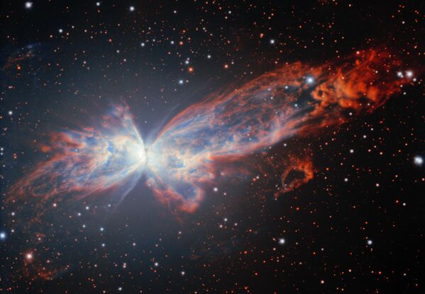 Олон улсын Gemini ажиглалтын төв байгуулагдсаны 25 жилийн ойг тэмдэглэх зорилгоор Чилийн оюутнууд Gemini South дурангаар сансрын эрвээхэйтэй төстэй мананцар болох NGC 6302-г дүрслэхийг саналаа өгчээ. Олон улсын Gemini ажиглалтын төвийг АНУ-ын Үндэсний Шинжлэх Ухааны Сан (NSF) хэсэгчлэн санхүүжүүлж, NSF NOIRLab ажиллуулдаг. - Sputnik Монгол Улс