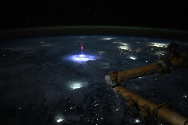 NASA-гийн сансрын нисгэгч Николь Айерс Олон улсын станцаас ховор төрлийн аянга буюу спрайтыг буулгажээ. - Sputnik Монгол Улс