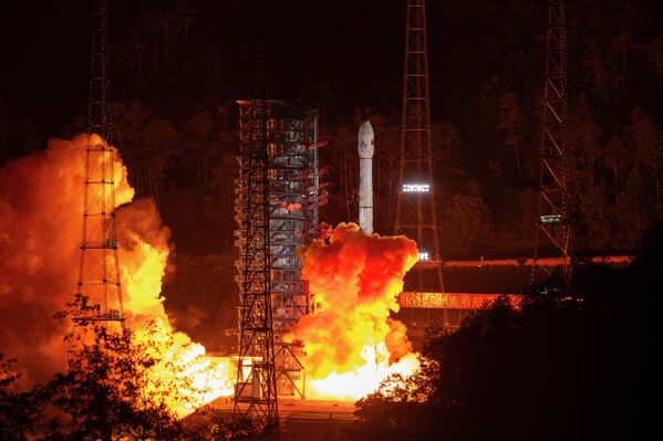 Хятадын Сичань хот - 5-р сарын 29: Хятадын Тяньвэн-2 зондыг тээвэрлэсэн Long March-3B Y110 зөөгч пуужин 2025 оны 5-р сарын 29-нд Хятадын Сычуань мужийн Сичан хиймэл дагуул хөөргөх төвөөс хөөргөв. Хятад улс астероидын үүсэл, хувьсал болон нарны аймгийн эхэн үеийн талаар тодруулах зорилгоор анхны астероидын дээж буцаах нислэг болох Тяньвэн-2-ыг Пүрэв гарагт хөөргөв. (Зураг: VCG/VCG via Getty Images) - Sputnik Монгол Улс