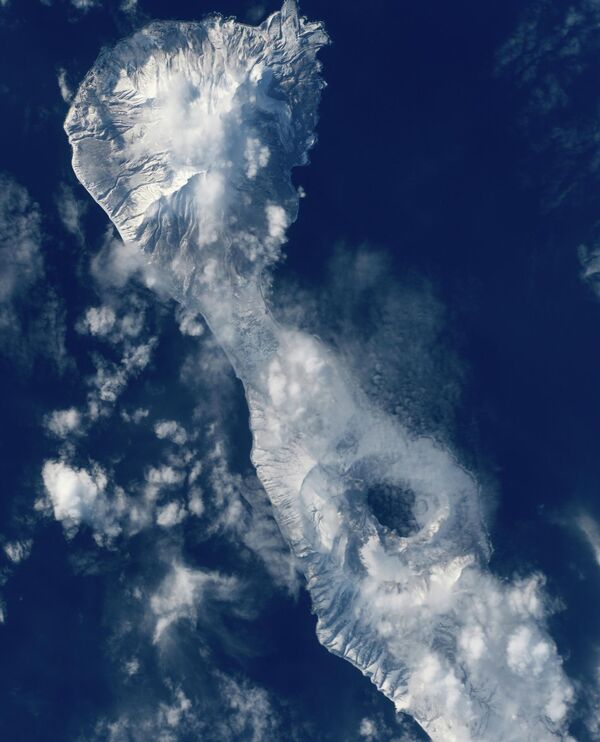 Сансраас хийсэн зураг: Симушир арал Заварицкийн галт уул, Милна уул. - Sputnik Монгол Улс