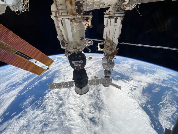 Олон улсын сансрын станцын түүхэнд анх удаа бүх боомтууд эзлэгдсэн өдрийн бөмбөгөр цонхноос авсан зураг. - Sputnik Монгол Улс