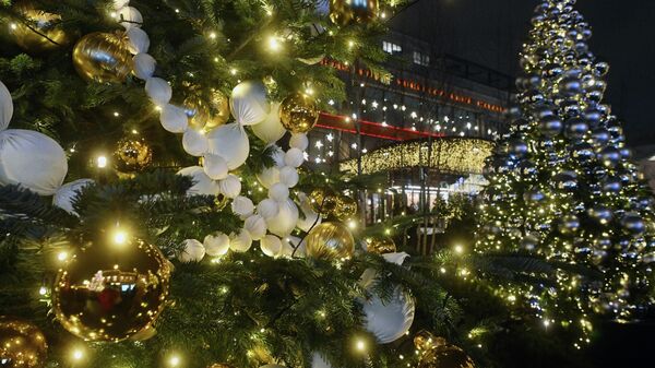 Москвад шинэ жилийн уур амьсгал аль хэдийн орж, гацуур модыг хаа сайгүй байрлуулжээ.  - Sputnik Монгол Улс