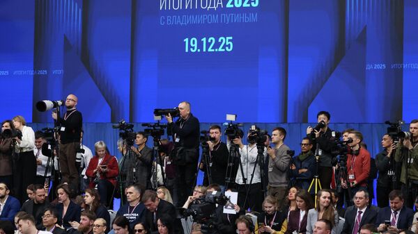 Владимир Путины жилийн эцсийн хэвлэлийн бага хурлын тайз бэлэн болж, эхлэхэд ердөө 20 минут үлдсэн бөгөөд танхим хурдан дүүрч байна.  - Sputnik Монгол Улс