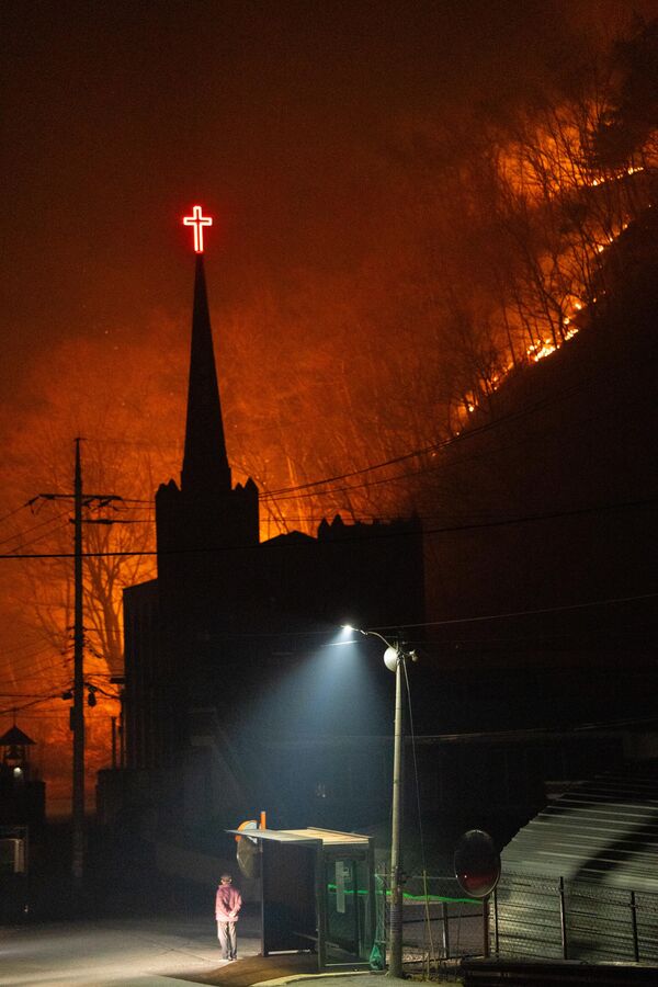 Өмнөд Cолонгос, Андоунг - 3-Р САРЫН 25: 2025 оны 3-р сарын 25-нд Өмнөд Солонгосын Андонг хотод хүчтэй салхины улмаас түймэр бусад хотуудад тархаж байгаатай холбогдуулан хот даяар тархаж буй ойн түймрийн дүр зураг. (Гетти Имэйжсээр дамжуулан Хвавон Ли/Анадолу авсан зураг) - Sputnik Монгол Улс