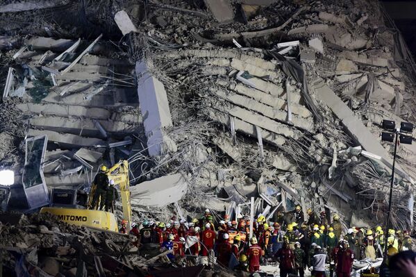 2025 оны 3-р сарын 29-ний Бямба гарагийн өглөө Тайландын Бангкок хотод 7.7 магнитудын хүчтэй газар хөдлөлтийн дараа нурсан өндөр барилга нурсан газарт аврагчид ажиллаж байна. (AP Photo/Wason Wanichakorn) - Sputnik Монгол Улс