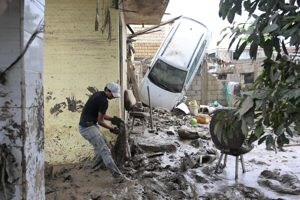 Мексик, Поза-Рика - 10-р сарын 13: 2025 оны 10-р сарын 13-нд Мексикийн Веракрус мужийн Поза Рика хотод хүчтэй аадар борооны улмаас нэрвэгдсэн газруудын нэгэнд нэгэн эрэгтэй шавар цэвэрлэж байна. Веракрус, Пуэбла, Керетаро, Идалго мужуудад өнгөрсөн долоо хоногт хүчтэй аадар бороо орсны улмаас дор хаяж 64 хүн нас барж, 65 хүн сураггүй алга болсон гэж эрх баригчид Даваа гарагт мэдэгдэв. (Зургийг Артуро Журадо/Anadolu Getty Images-ээр дамжуулан авсан) - Sputnik Монгол Улс