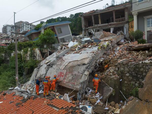 Хятад Гуанжоу хот - 2025 оны 8-р сарын 6-нд Хятадын Гуандун мужийн Гуанжоу хотын Байюнь дүүргийн Даюань тосгонд борооны улмаас үүссэн хөрсний гулгалтын газарт аврагчид ажиллаж байна. 8-р сарын 6-нд Хятадын өмнөд хэсгийн Гуандун мужийн нийслэл Гуанжоу хотод борооны улмаас үүссэн хөрсний гулгалтын улмаас 14 хүн дарагдсаны дараа аврагчид 8-р сарын 7-ны өглөөний 9 цагийн байдлаар нурангиас есөн хүнийг гаргаж ирсэн бөгөөд тэдний хоёр нь нас барсан нь батлагдсан гэж орон нутгийн удирдлагууд мэдэгдэв. (Зураг: Вэн Хуан/Southern Weekly/VCG via Getty Images) - Sputnik Монгол Улс