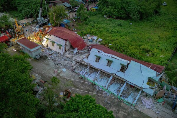 Филиппин, Бого - 10-р сарын 1: Энэхүү агаарын зураг дээр аврагчид 2025 оны 10-р сарын 1-нд Филиппиний Себу мужийн Бого хотод нурсан орон сууцны барилгын нуранги дороос амьд үлдсэн хүмүүсийг хайж байна. Мягмар гарагийн орой Филиппиний төв хэсэгт 6.9 магнитудын хүчтэй газар хөдлөлт болж, Себу арлын хэд хэдэн газарт барилга байгууламж нурсны дараа дор хаяж 69 хүн нас барж, 154 хүн гэмтжээ. (Зураг: Эзра Акаян/Getty Images) - Sputnik Монгол Улс