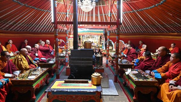 🐴 Өвлийн дунд сарын шинийн 3-ны өдөр МБШТ–Гандантэгчэнлин хийдийн лам хуврагууд ирж буй гал морин жилийн цагаан сарын номын ая данг уламжлал ёсоор нийллээ - Sputnik Монгол Улс