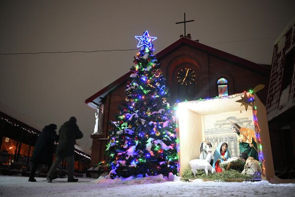 Новосибирскийн Эзэний хувиргах Католик сүмийн үүдэнд Христийн мэндэлсний баярын үзэгдэл. - Sputnik Монгол Улс