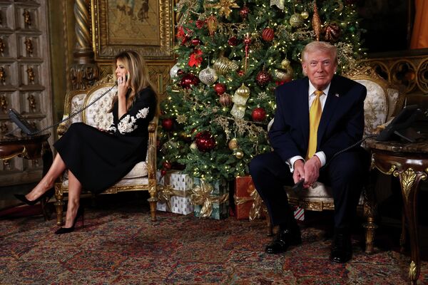 АНУ, Флорида, Палм бич - 12-Р САРЫН 24: АНУ-ын Ерөнхийлөгч Дональд Трамп, тэргүүн хатагтай Мелания Трамп нар 2025 оны 12-р сарын 24-нд Флорида мужийн Палм Бич дэх Мар-а-Лаго амралтын газарт Зул сарын баярын өмнөх өдөр Хойд Америкийн Агаарын сансрын батлан ​​​​хамгаалах командлал (NORAD)-ын Санта Клаусын хөдөлгөөнийг хянах ажилд оролцож буй хүүхдүүд рүү залгаж байна. Энэ бол NORAD дэлхийн өнцөг булан бүрт Санта Клаусын чаргыг олон нийтэд хянаж байгаа 70 дахь жил юм. (Зураг: Тасос Катоподис/Getty Images) - Sputnik Монгол Улс