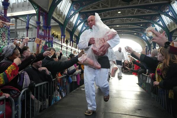 2025 оны 12-р сарын 24-ний Лхагва гарагт Лондон хотын Смитфилд зах дээр жил бүр болдог Зул сарын баярын өмнөх махны дуудлага худалдааны үеэр мах зарж байна. (AP Photo/Kirsty Wigglesworth) - Sputnik Монгол Улс