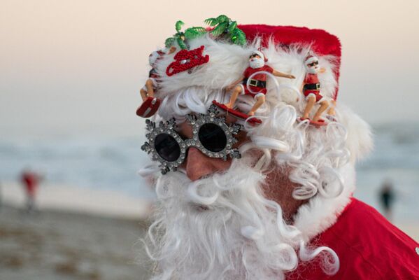 АНУ, Флорида, Кокоа Бич - 12-р сарын 24: 2025 оны 12-р сарын 24-нд Флорида мужийн Кокоа Бич хотод Зул сарын баярын өмнөх баярын хүрээнд зохион байгуулагддаг жил бүр зохион байгуулагддаг Серфинг Санта арга хэмжээний үеэр Санта Клаусын хувцастай серфингч арга хэмжээ эхлэхийг хүлээж байна (Зураг: Жесус Оларте/Анадолу, Getty Images) - Sputnik Монгол Улс