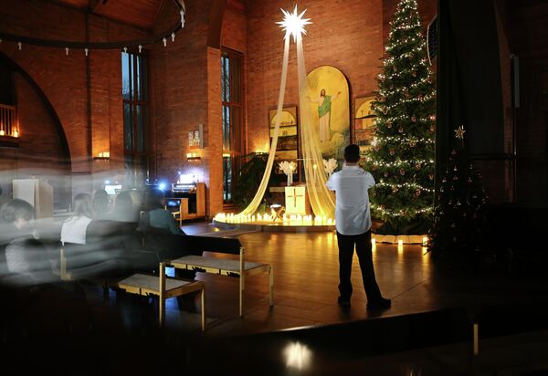 Омск дахь Урал, Сибирь, Алс Дорнодын Евангелийн Лютеран сүмд Христийн Мэндэлсний Баярын үйлчилгээ. - Sputnik Монгол Улс