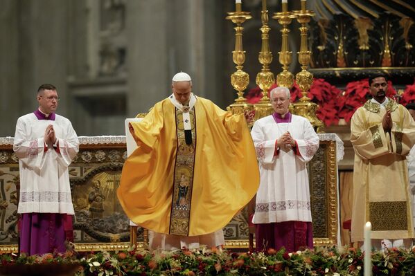 Ромын Пап лам Лео XIV 2025 оны 12-р сарын 24-ний Лхагва гарагт Ватиканы Гэгээн Петрийн сүмд Зул сарын баярын өмнөх үдэшлэгийг тэмдэглэж байна. (AP Photo/Gregorio Borgia) - Sputnik Монгол Улс