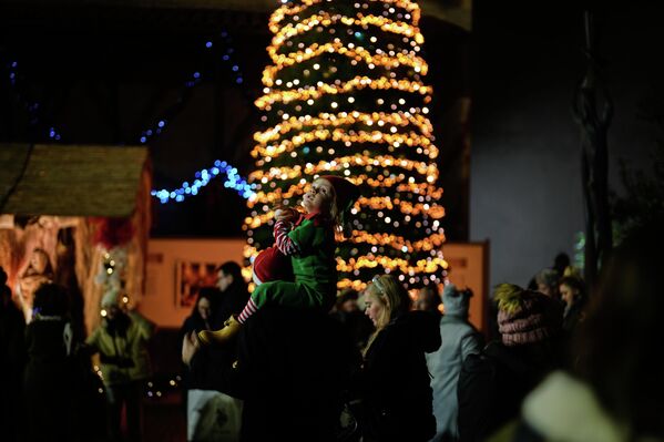 2025 оны 12-р сарын 24-ний Лхагва гарагт Истанбул хотын Гэгээн Антуан сүмд Католик Христийн Мэндэлсний Баярын өмнөх үдэшлэгт хүмүүс оролцож байна. (AP Photo/Khalil Hamra) - Sputnik Монгол Улс