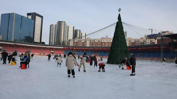Улаанбаатарын Төв цэнгэлдэх хүрээлэнд “Мөрөөдлийн мөсөн цэнгэлдэх–2025” төслийн нээлт боллоо - Sputnik Монгол Улс