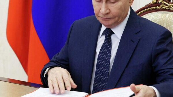 🇷🇺🇲🇳 Оросын Ерөнхийлөгч Владимир Путин Евразийн Эдийн Засгийн Холбоо (ЕАЭЗХ), түүний гишүүн орнууд болон Монгол Улсын хоорондын түр худалдааны хэлэлцээрийг соёрхон батлах тухай хуульд гарын үсэг зурав - Sputnik Монгол Улс