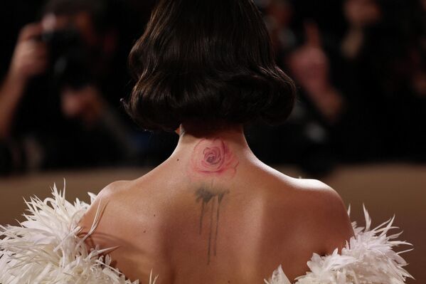 Селена Гомез 2026 оны 1-р сарын 11-нд АНУ-ын Калифорни мужийн Беверли Хиллз хотод болсон 83 дахь удаагийн Алтан бөмбөрцөг шагнал гардуулах ёслолын улаан хивсэн дээр зургаа авахуулж байна. REUTERS/Daniel Cole  - Sputnik Монгол Улс