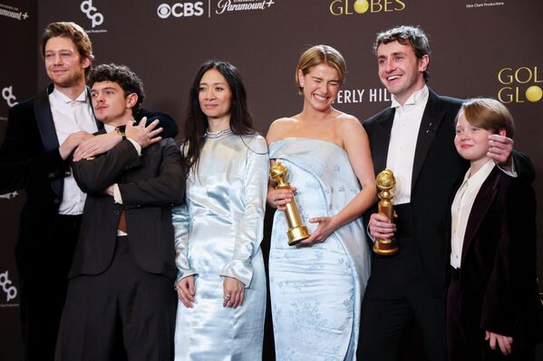 2026 оны 1-р сарын 11-нд АНУ-ын Калифорни мужийн Беверли Хиллз хотод болсон 83 дахь удаагийн Алтан бөмбөрцөг шагнал гардуулах ёслолын үеэр Жо Алвин, Ноа Жуп, Хлое Жао, Жесси Бакли, Пол Мескал, Жакоби Жуп нар "Hamnet" киногоороо Шилдэг кино - Драмын шагналыг хүртэж байна. REUTERS/Mario Anzuoni - Sputnik Монгол Улс