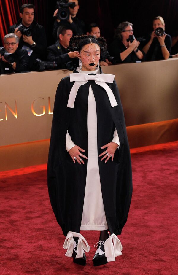 Одри Нуна 2026 оны 1-р сарын 11-нд АНУ-ын Калифорни мужийн Беверли Хиллз хотод болсон 83 дахь удаагийн Алтан бөмбөрцөг шагнал гардуулах ёслолын улаан хивсэн дээр зургаа авахуулж байна. REUTERS/Mike Blake - Sputnik Монгол Улс