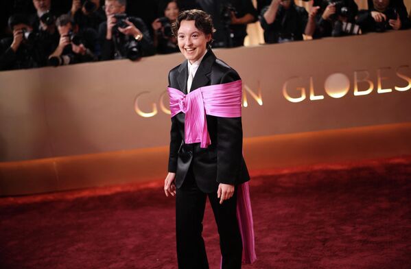 Белла Рэмси 2026 оны 1-р сарын 11-нд АНУ-ын Калифорни мужийн Беверли Хиллз хотод болсон 83 дахь удаагийн Алтан бөмбөрцөг шагнал гардуулах ёслолын улаан хивсэн дээр зургаа авахуулж байна. REUTERS/Daniel Cole - Sputnik Монгол Улс