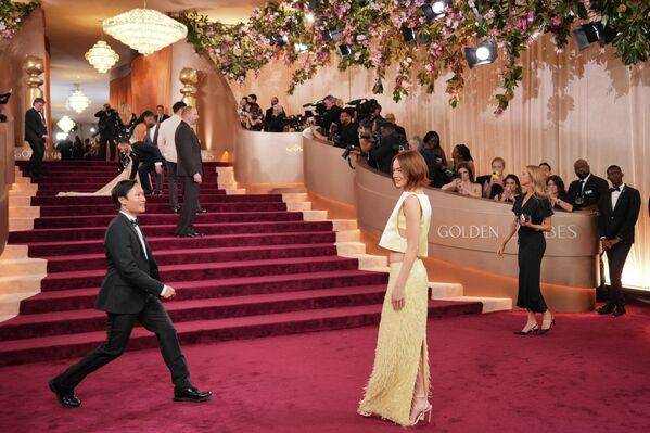 Эмма Стоун 2026 оны 1-р сарын 11-ний ням гарагт Калифорни мужийн Беверли Хиллз дэх Беверли Хилтон зочид буудалд болох 83 дахь удаагийн Алтан бөмбөрцөг шагнал гардуулах ёслолд хүрэлцэн ирнэ. (Зураг: Жордан Страусс/Invision/AP) - Sputnik Монгол Улс