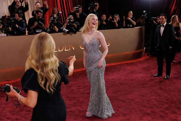 2026 оны 1-р сарын 11-нд АНУ-ын Калифорни мужийн Беверли Хиллз хотод болсон 83 дахь удаагийн Алтан бөмбөрцөг шагнал гардуулах ёслолын улаан хивсэн дээр Элле Фаннинг зургаа авахуулж байна. REUTERS/Mike Blake - Sputnik Монгол Улс