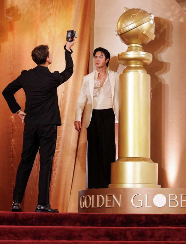 Хадсон Уильямс 2026 оны 1-р сарын 11-нд АНУ-ын Калифорни мужийн Беверли Хиллз хотод болсон 83 дахь удаагийн Алтан бөмбөрцөг шагнал гардуулах ёслолын улаан хивсэн дээр зургаа авахуулж байна. REUTERS/Mike Blake - Sputnik Монгол Улс