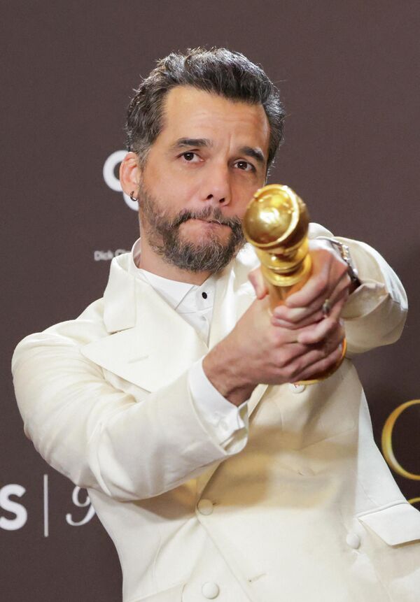 Вагнер Моура 2026 оны 1-р сарын 11-нд АНУ-ын Калифорни мужийн Беверли Хиллз хотод болсон 83 дахь удаагийн Алтан бөмбөрцөг шагнал гардуулах ёслолын үеэр "Нууц агент" киноны шилдэг эрэгтэй жүжигчний шагнал гардуулах ёслолын үеэр зургаа авахуулж байна. REUTERS/Mario Anzuoni - Sputnik Монгол Улс