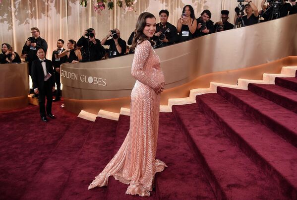 Хэйли Штайнфельд 2026 оны 1-р сарын 11-ний ням гарагт Калифорни мужийн Беверли Хиллз дэх Беверли Хилтон зочид буудалд болох 83 дахь удаагийн Алтан бөмбөрцөг шагнал гардуулах ёслолд хүрэлцэн ирнэ. (Зураг: Ричард Шотвелл/Invision/AP) - Sputnik Монгол Улс