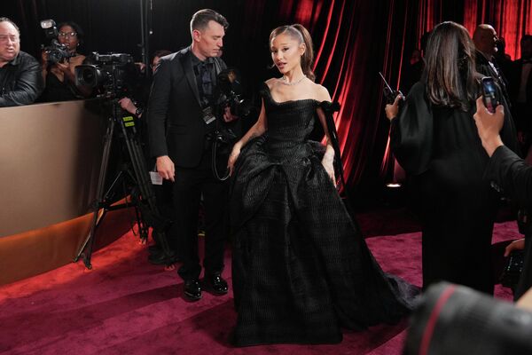 Ариана Гранде 2026 оны 1-р сарын 11-ний ням гарагт Калифорни мужийн Беверли Хиллз дэх Беверли Хилтон зочид буудалд болох 83 дахь удаагийн Алтан бөмбөрцөг шагнал гардуулах ёслолд хүрэлцэн ирнэ. (Зураг: Жордан Страусс/Invision/AP) - Sputnik Монгол Улс