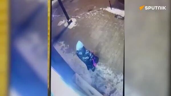 ❗️ФСБ нь генерал Алексеевын алуурчны гэмт хэргийн газраас зугтаж буй бичлэгийг нийтэлжээ - Sputnik Монгол Улс