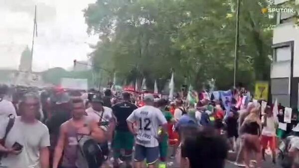 📹 Аргентинд Милейн хөдөлмөрийн шинэчлэлийг эсэргүүцсэн жагсаал хийж байна - Sputnik Монгол Улс