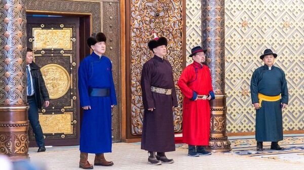 🇲🇳 XVII жарны “Сүрээр дарагч” хэмээх Гал морин жилийн хаврын тэргүүн сарын шинийн нэгний өглөө Монгол Улсын Ерөнхийлөгч У - Sputnik Монгол Улс
