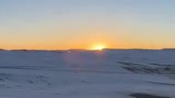 🇲🇳 Хаврын тэргүүн сарын шинийн нэгний өглөө эрчүүд нутгийн шүтээн уул, овоон дээр гарч, нар мандахыг харан, сүүн цацал өргөж, хийморь лундаагаа сэргээн, ирэх жилийн өнгө төрхийг даатган залбирдаг уламжлалтай - Sputnik Монгол Улс