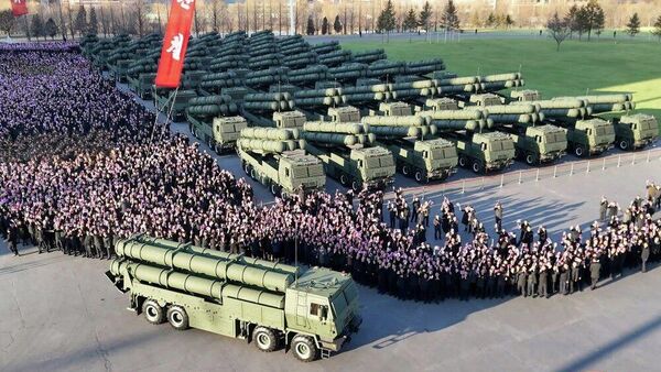 🇰🇵 Ким Жон Ун Солонгосын Хөдөлмөрийн Намын 9-р их хурлын үеэр ажилчдын хандивласан шинэ том калибрын олон харвалттай пуужингийн системийн (MLRS) нэгийг биечлэн туршсан гэж KCNA мэдээлэв - Sputnik Монгол Улс