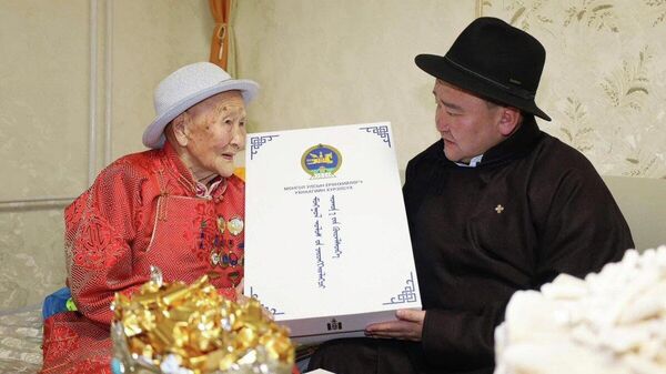 🇲🇳 106 настай Цэдэнгийн Дуламд Ерөнхийлөгчийн бэлэг гардууллаа - Sputnik Монгол Улс