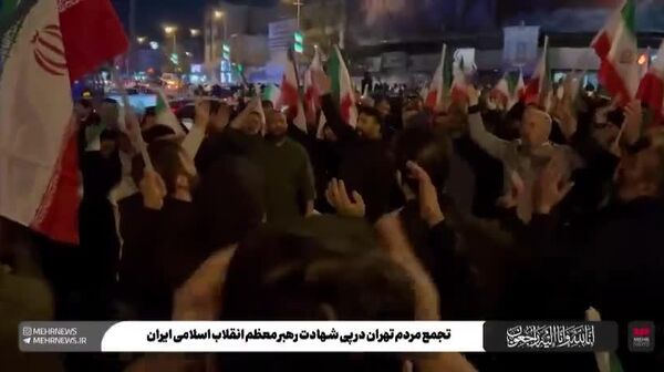 Исламын хувьсгалын удирдагч Аятолла Хаменеигийн жанч халсан тухай мэдээ тарсны дараа Тегеранд Хувьсгалын талбайд (Майдане Энгелаб) мянга мянган гашуудагчид цугласан байна - Sputnik Монгол Улс