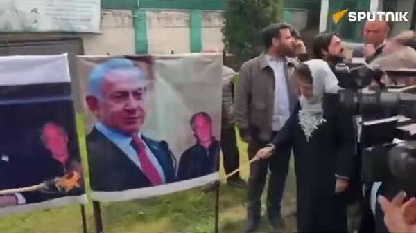 🚨🇮🇳 Жамму-Кашмирын хуучин тэргүүн АНУ-Израилын Ираны эсрэг явуулж буй ажиллагаа болон Аятолла Хаменеигийн аминд хүрсэнийг эсэргүүцэн Трамп, Нетаньяху, Эпштейн нарын зурагт хуудсыг шатаажээ - Sputnik Монгол Улс