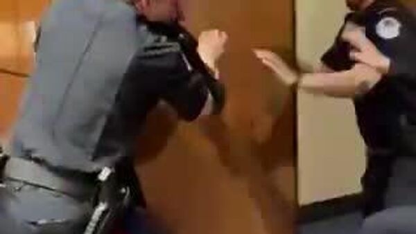 АНУ‑ын Сенатын хурлаас “Хэн ч Израилийн төлөө байлдахыг хүсэхгүй” гэж хашгирсан Marine ахмад дайчнийг хүчээр гаргажээ - Sputnik Монгол Улс