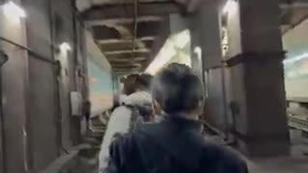 🇯🇵🚈 Японы Ёкохама хотын метроны системд цахилгаан тасарч, зорчигчид галт тэрэгний замаар явган явахаас өөр аргагүй болжээ - Sputnik Монгол Улс