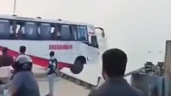 🇧🇩 Бангладешт зорчигч тээврийн автобус гол руу унаж, дор хаяж 18 хүн амиа алджээ - Sputnik Монгол Улс