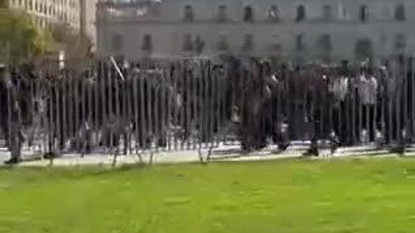 📹🇨🇱 Сантьяго хотод шатахууны үнийн өсөлтийг эсэргүүцсэн жагсагчдыг цагдаа нар тараав - Sputnik Монгол Улс