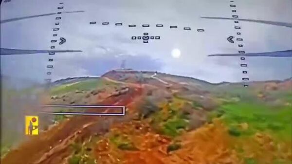 📹 Ливаны Хезболла бүлэглэл Израилын Меркава танк руу довтлохдоо видео хяналтын системтэй нисгэгчгүй онгоц ашиглаж буйг харуулсан бичлэгийг нийтэлжээ - Sputnik Монгол Улс