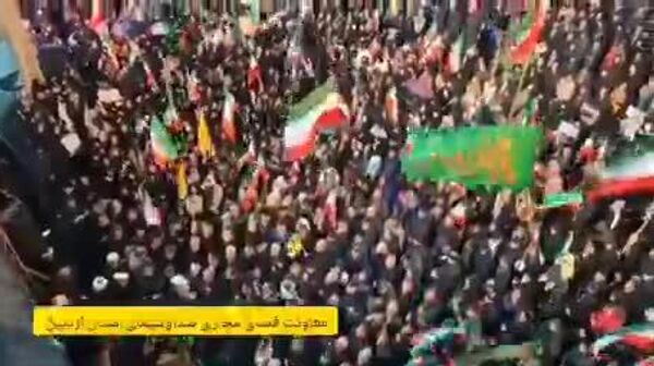 🇮🇷 АНУ-Израилын цэргийн ажиллагаа эхэлснээс хойш иранчууд Ираны засгийн газар, Ираны Хувьсгалт харуулын корпус болон Ираны зэвсэгт хүчнийг дэмжиж буйгаа илэрхийлж орой болгон хотын гудамж дүүрэн хүмүүс цугларсаар байна - Sputnik Монгол Улс