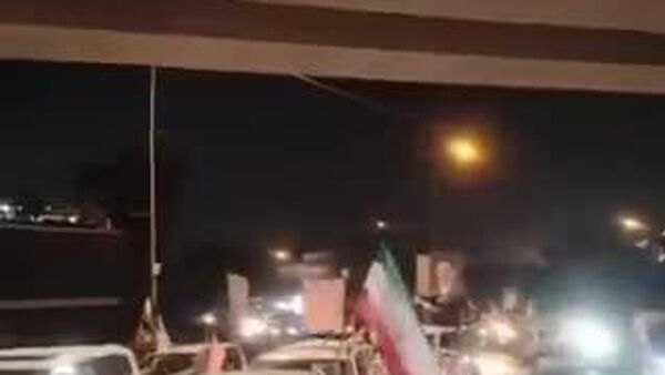 🇮🇶 Иракчууд түр гал зогсоох тохиролцоонд хүрсэн тухай мэдээг сонсоод АНУ-ын элчин сайдын яамны гадаа цугларч байна - Sputnik Монгол Улс