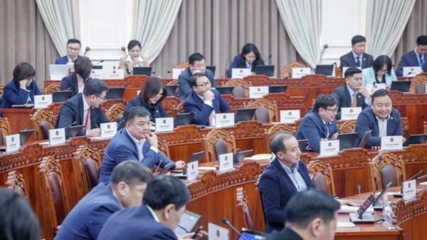 УИХ-ын чуулганы өнөөдрийн хуралдаанаар Монгол Улсын Ерөнхийлөгчийн санаачлан боловсруулсан Монгол Улсын Их Хурлын тухай хуульд нэмэлт, өөрчлөлт оруулах тухай хуулийн төслийг хэлэлцэх эсэхийг шийдвэрлэх санал хураалтыг явуулав - Sputnik Монгол Улс