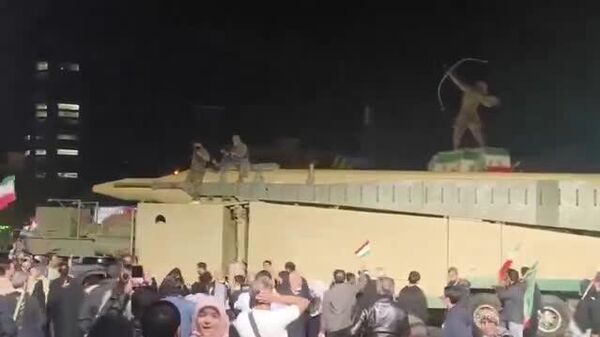 🇮🇷🚀 Ираны нийслэл Техраны гудамжинд олон тооны пуужин харвах төхөөрөмж хөөргөхөд бэлэн байдалтай жагсаалд оролцлоо - Sputnik Монгол Улс