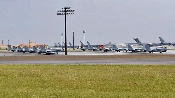 ✈️ АНУ тус бүс нутагт цэргийн чадавхаа нэмэгдүүлсээр байгаа энэ үед АНУ-ын Тэнгисийн цэргийн арван хоёр F/A-18C Hornet сөнөөгч онгоцыг зургаан KC46A Pegasus танкер онгоц дагалдан Ойрх Дорнодыг чиглэж байна - Sputnik Монгол Улс